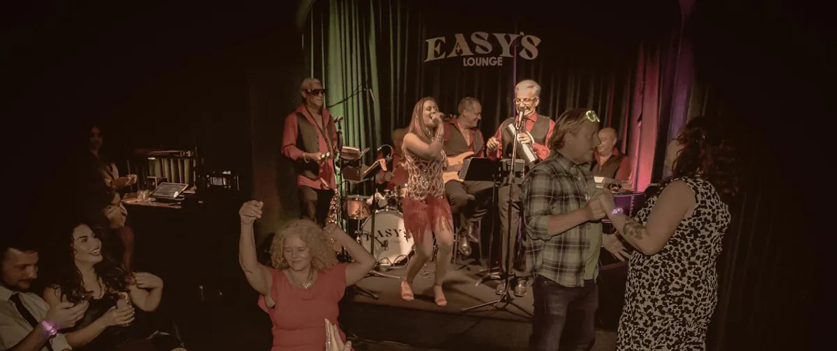 Easy's Cocktail Lounge nightlife